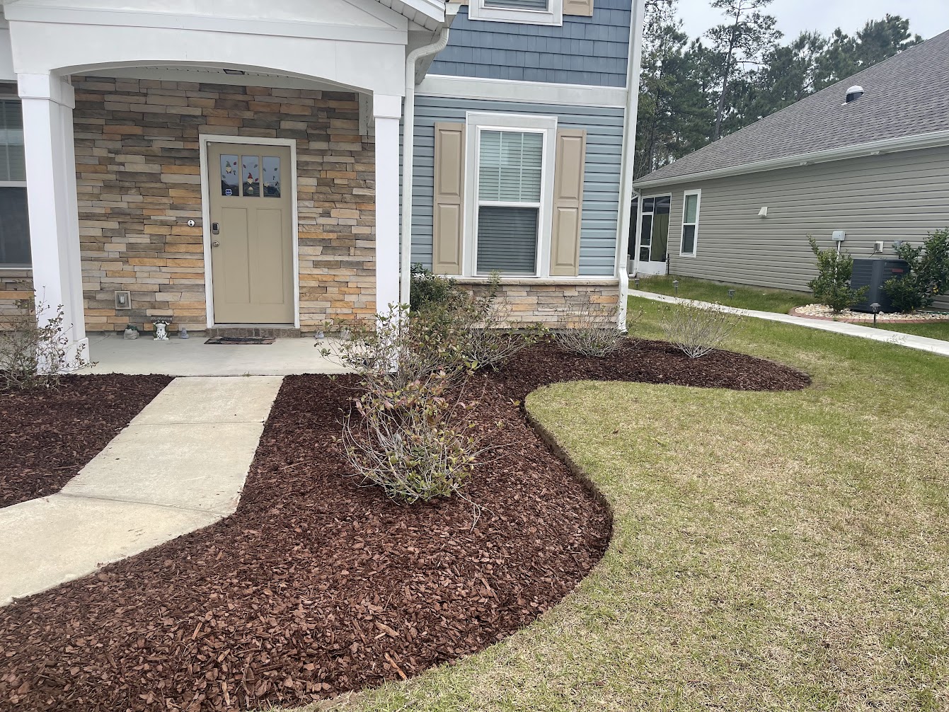 Fresh mulch installed around landscaping and shrub beds at a Horry County, SC home